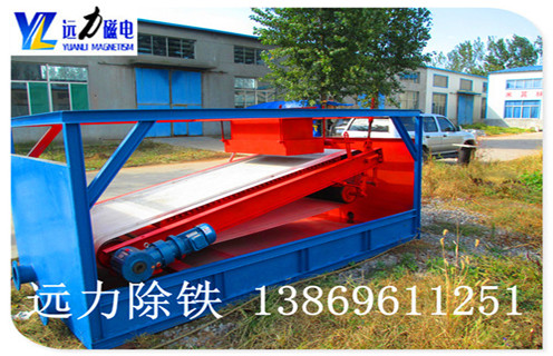 帶式平板磁選機(jī)采用優(yōu)質(zhì)除鐵磁選機(jī)皮帶 ,遠(yuǎn)力平板磁選機(jī)這幾年的進(jìn)步很多客戶都有目共睹,它從簡易的結(jié)構(gòu)發(fā)展成為智能的.高效的.節(jié)能的優(yōu)質(zhì)設(shè)備,解決了很多弱磁性礦物的除鐵難題.遠(yuǎn)力平板磁選機(jī)逆水行舟,強(qiáng)勢來襲,工作效率大步提升,除鐵提純精度高,是高效除鐵設(shè)備的代表. 1.遠(yuǎn)力平板磁選機(jī)的性能優(yōu)勢: ■整機(jī)完成粗篩分.磁選作業(yè),優(yōu)化選礦作業(yè)流程. ■主體磁選設(shè)備采用稀土制釹鐵硼強(qiáng)磁與鐵氧體組成復(fù)合磁系,磁感應(yīng)強(qiáng)度高,磁場作用深度大. ■體積小,在經(jīng)常拖動(dòng)設(shè)備的情況下使用更方便. ■運(yùn)行穩(wěn)定,能適應(yīng)惡劣環(huán)境下能長時(shí)間連續(xù)工作. ■磁滾筒表面加裝耐磨不銹鋼筒皮,保證更長的設(shè)備使用壽命. ■ 結(jié)構(gòu)簡單. 處理量大,回收率高,節(jié)能環(huán)保.操作方便.易于維護(hù)等優(yōu)點(diǎn).