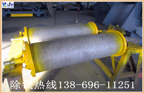 1.干式永磁滾筒采用人民共和國機(jī)械工業(yè)標(biāo)準(zhǔn)“JB / 7895-1999”,采用稀土復(fù)合磁性系統(tǒng),并采用高強(qiáng)度膠(J-39)粘結(jié)和環(huán)氧灌注,磁性表面用不銹鋼加強(qiáng)膠膠掛膠,不脫落.氣缸兩端的密封墊圈涂有塑料密封,確保無水;整體采用先進(jìn)的技術(shù)和合理的結(jié)構(gòu).經(jīng)過特殊設(shè)計,使的磁場強(qiáng)度分布更為合理,分選效果更明顯. 2.此碎鋼磁選機(jī)永磁筒體機(jī)身通過特殊設(shè)計,不易堵塞材料,運行材料.通過半逆流類型.