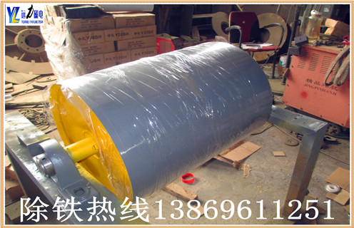 2.此碎鋼磁選機(jī)永磁筒體機(jī)身通過特殊設(shè)計,不易堵塞材料,運行材料.通過半逆流類型.  　　3..有兩種左右傳輸模式.  　　4.永磁體輥面橡膠采用直接硫化代替粘接,硫化層采用高耐磨橡膠,厚度4mm,用2-3年,粘接強(qiáng)度為3.5MPa.  　　5.場強(qiáng),磁場深度,加工能力大  　　6.結(jié)構(gòu)簡單,容量大;操作簡單,維護(hù)方便.