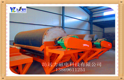 1.干式磁性金屬隔板磁選機產(chǎn)品說明：(磁性360°磁性系統(tǒng)包裝)  　　是上部的組合流到礦井模型,礦石通過材料通過磁場板區(qū)域進(jìn)入礦漿區(qū),磁性礦物吸附在磁輥表面旋轉(zhuǎn)到達(dá)濃縮區(qū),刷子將吸附在磁輥表面的磁性礦毛刷上,在高壓水射流落入濃縮桶時,部分磁性顆粒不吸附非磁性礦物顆粒和磁性弱礦石顆粒從下游磁輥下方的排出口排出,進(jìn)入下一級再選擇,以達(dá)到分選的目的.  　　2.濰坊干式磁選機特點：  　　金屬選礦選機對強磁選.在磁性.弱磁共存礦物具有顯著的分離效果,可以一次性分離各種礦物的磁性分離,最終水平根據(jù)需要,可以方便快捷地濃縮或尾礦檢查.  　　3.濰坊干式磁選機適用范圍：  　　a.赤鐵礦.假赤石.鏡鐵.褐鐵礦.菱鐵礦.錳.鉻鐵礦等.  　　b.原生鈦鐵礦,海濱砂,原生金紅石,黑鎢礦等有色金屬粗選.  　　c.主要用于優(yōu)良磁性礦物的選擇和分選.  　　干式選礦磁選機產(chǎn)品廣泛應(yīng)用于電力,水泥,礦山,煤炭,鋼鐵,冶金,建材,磚,食品等行業(yè),遠(yuǎn)力磁電在全國各地均設(shè)有辦事處.在開發(fā)和拓展新市場開發(fā)和推廣獨立品牌,力爭成為中國機械行業(yè)的領(lǐng)導(dǎo)者